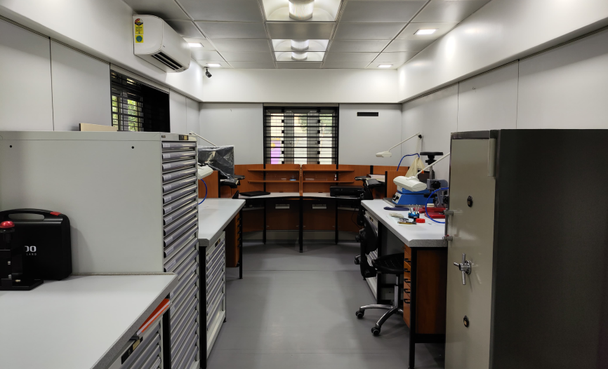 Image of the Swiss Paradise service center, featuring a clean, modern interior with display cases holding luxury swiss watches.