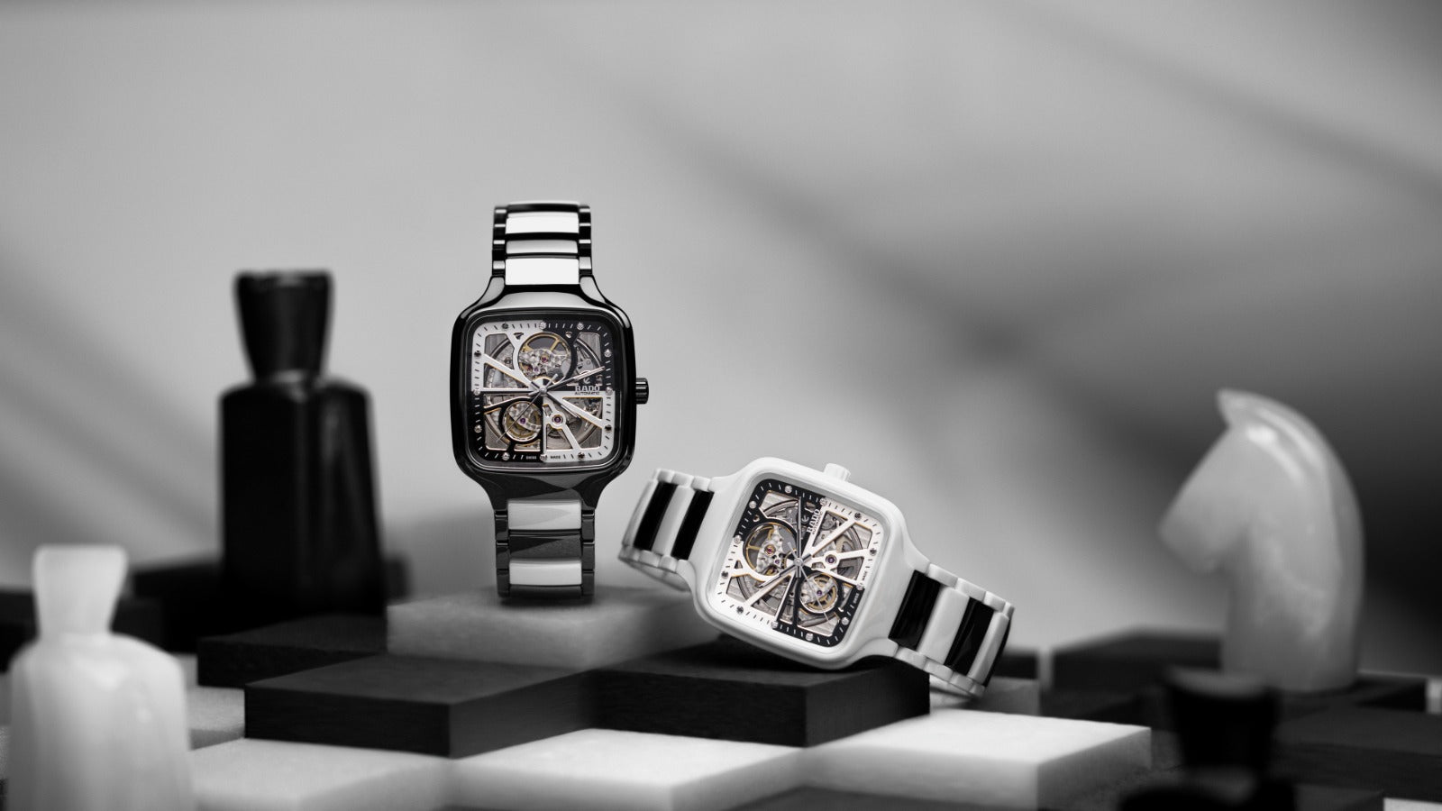 A BICOLOUR “CHECKMATE” IN BLACK AND WHITE – Swiss Paradise
